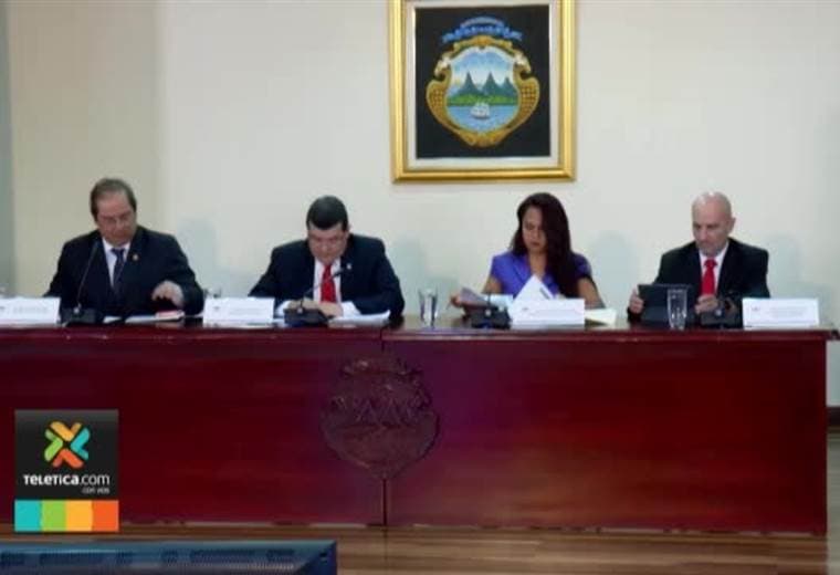 3 ministros y el director de la DIS aseguran que diputados del informe del cemento chino mienten