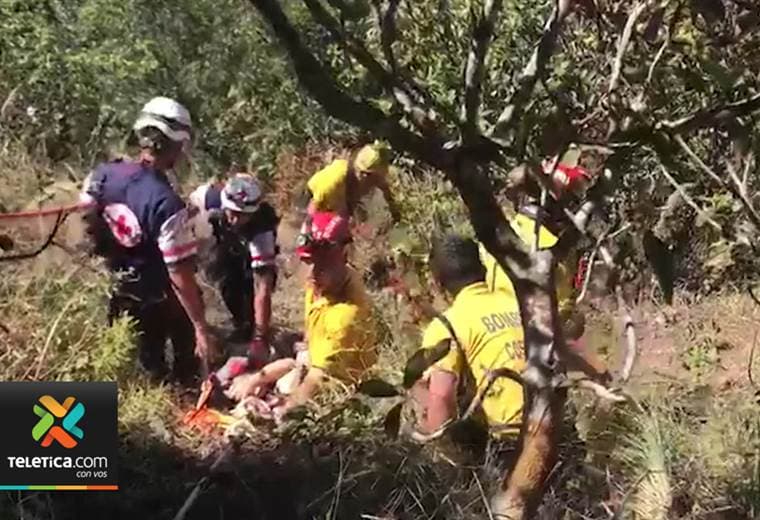 Cruz Roja y bomberos rescataron a una mujer que cayó en un guindo