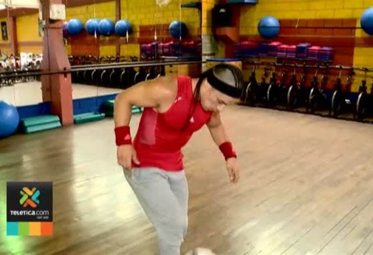 Kika Pol con su increíble dominio de balón, baile y adrenalina dice presente en El Chinamo