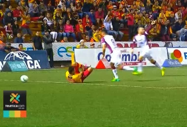 Esteban Granados se expone a una sanción por simular un penal en el partido ante Saprissa