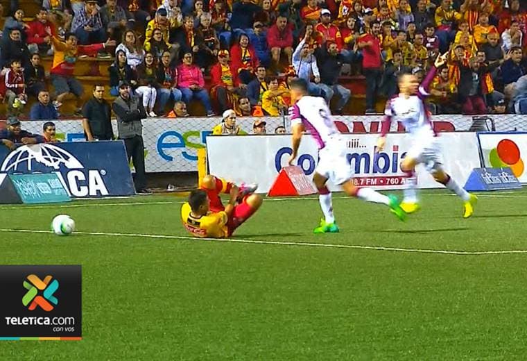 Esteban Granados se expone a una sanción por simular un penal en el partido ante Saprissa