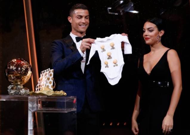 Cristiano Ronaldo junto a su novia Georgina Rodríguez durante la gala del Balón de Oro.