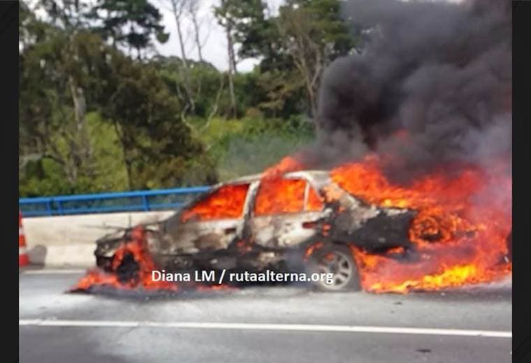 Vehículo arden en llamas en puente de la autopista General Cañas
