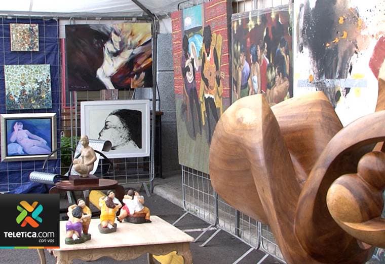 40 artistas exponen casi 5.000 obras en la galería 11-12 en Escazú