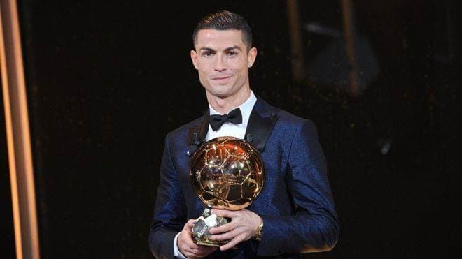 Cristiano Ronaldo con su quinto Balón de Oro.