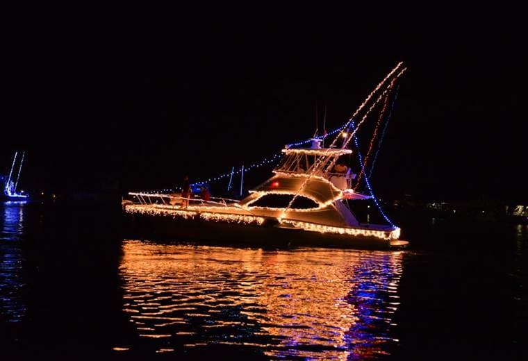 Bright Lights Boat Parade: un cautivador espectáculo navideño en Quepos