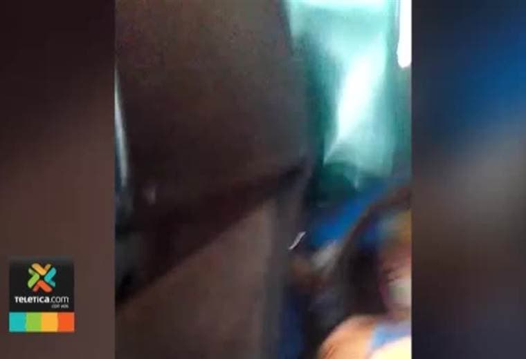Video capta a hombre en silla de ruedas a quien bajan de bus por actitud amenazante y violenta