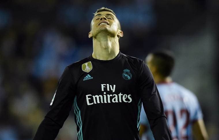 Cristiano Ronaldo delantero del Real Madrid se lamenta una acción.|AFP