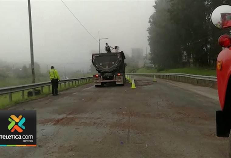 Derrame de combustible provoca presas en autopista Florencio del Castillo