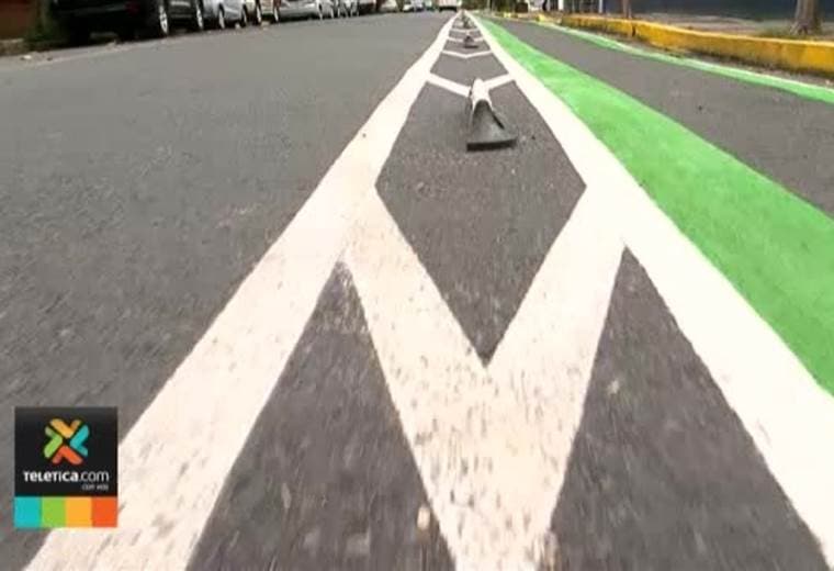 Municipalidad de San José coloca separadores de hule en la ciclovía