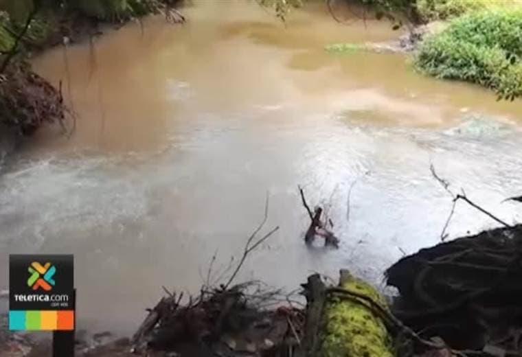 Agua de río Celeste perdió su coloración tras sismos de este jueves