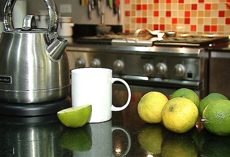 Conozca los cinco beneficios de tomar agua tibia con limón en ayunas