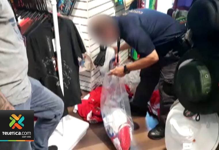 Policía de Control Fiscal allanó este martes 3 tiendas en aeropuerto Juan Santamaría