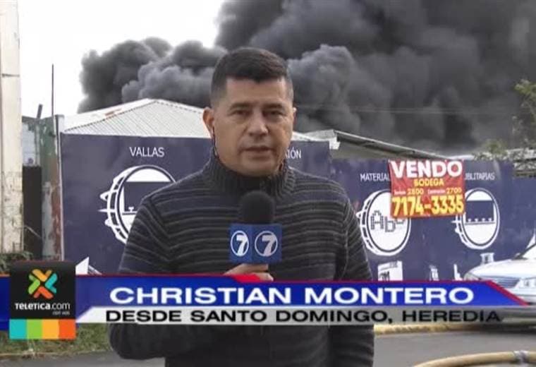 Bomberos atienden enorme incendio en bodegas en Santo Domingo de Heredia