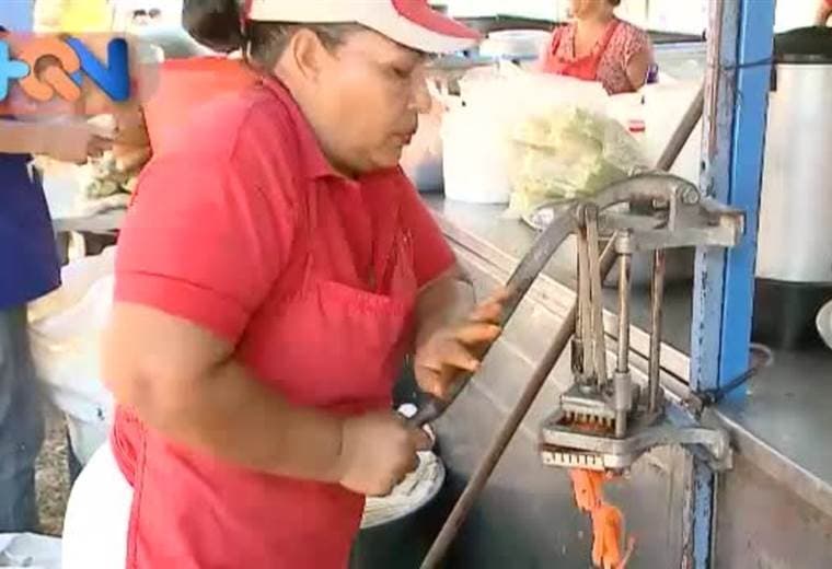 El chinamo de esta vecina de Guanacaste es uno de los más populares debido al buen trato y la cuchara. Gracias a ella otras 12 personas de la zona trabajan en estas fechas, es toda una emprendedora.