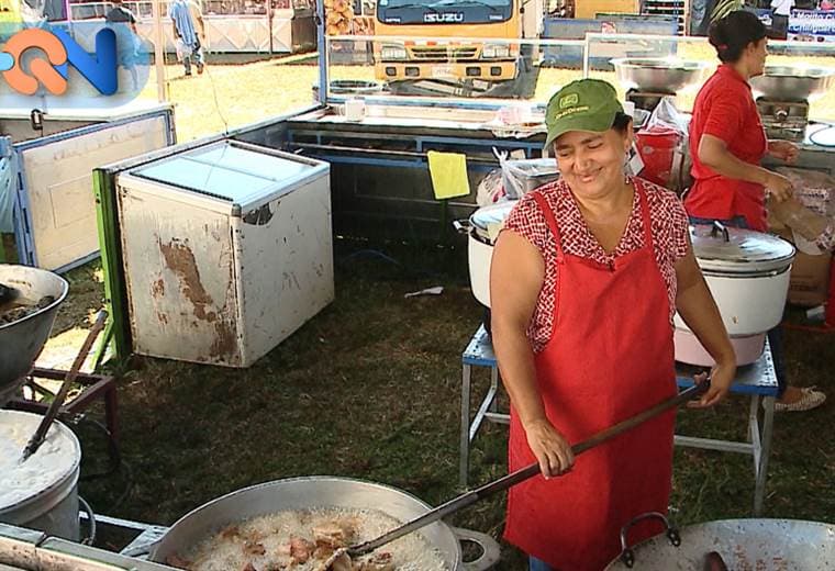 El chinamo de esta vecina de Guanacaste es uno de los más populares debido al buen trato y la cuchara. Gracias a ella otras 12 personas de la zona trabajan en estas fechas, es toda una emprendedora.