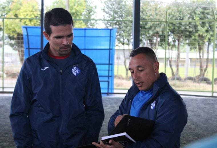 Greivin Mora (izquierda) junto al técnico de liga menor, Adrián Leandro.|Prensa Cartaginés