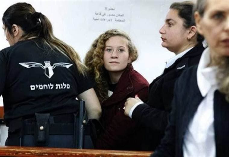 Adolescente de 16 años le pega cachetadas a soldados israelíes y es detenida