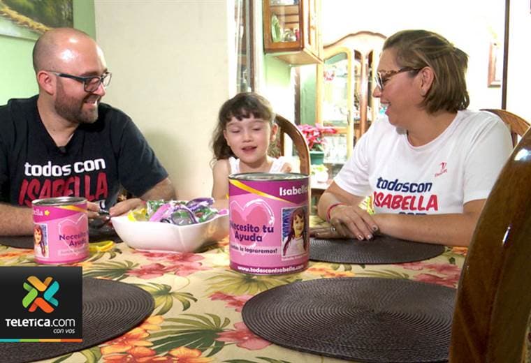 Familia herediana vende pulseras a ¢2.000 para poder operar a su hija de 8 años