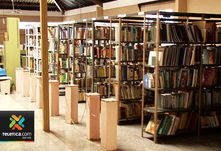 Biblioteca Pública de Grecia está en tan malas condiciones que es casi imposible visitarla
