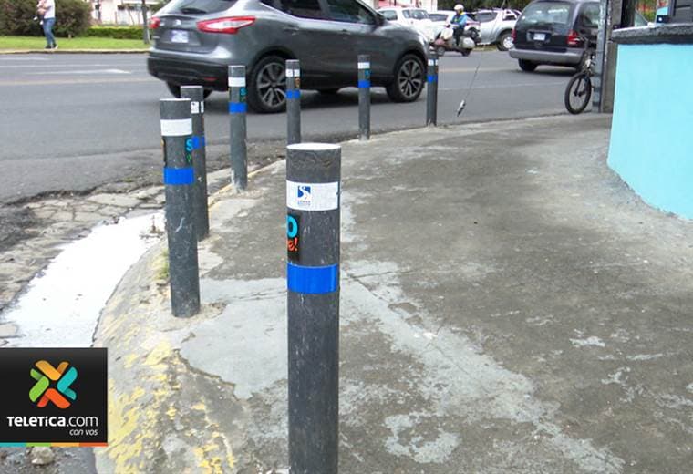 Colocan postes de plástico para que conductores no se parqueen en aceras