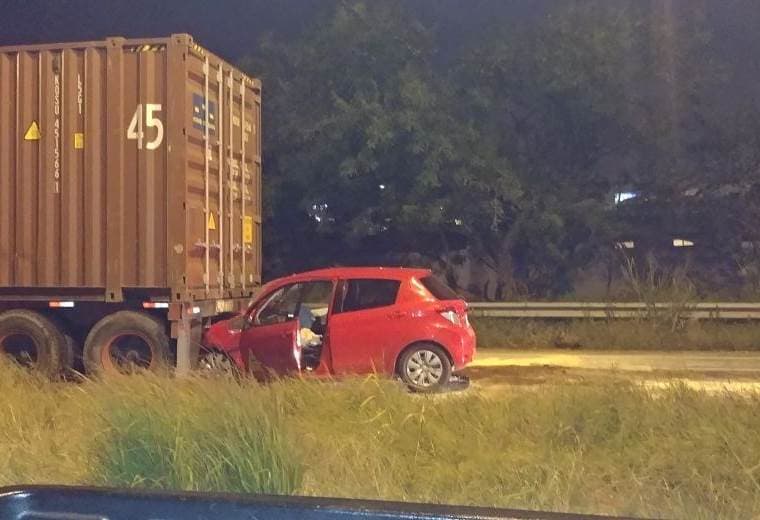 Un muerto tras colisión carro liviano contra furgón sobre el puente del Saprissa