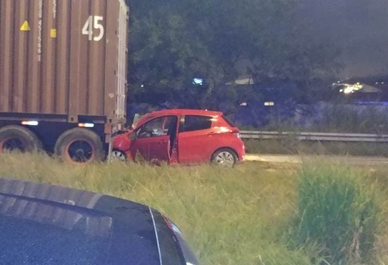 Un muerto tras colisión carro liviano contra furgón sobre el puente del Saprissa