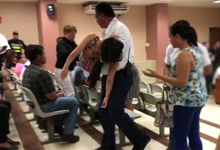 Familiares de víctimas de matanza en Liberia reaccionan con consternación al ver al sospechoso