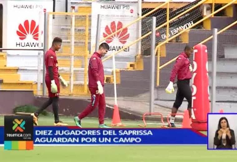Diez jugadoras del Saprissa aguardan por un campo en la titular morada
