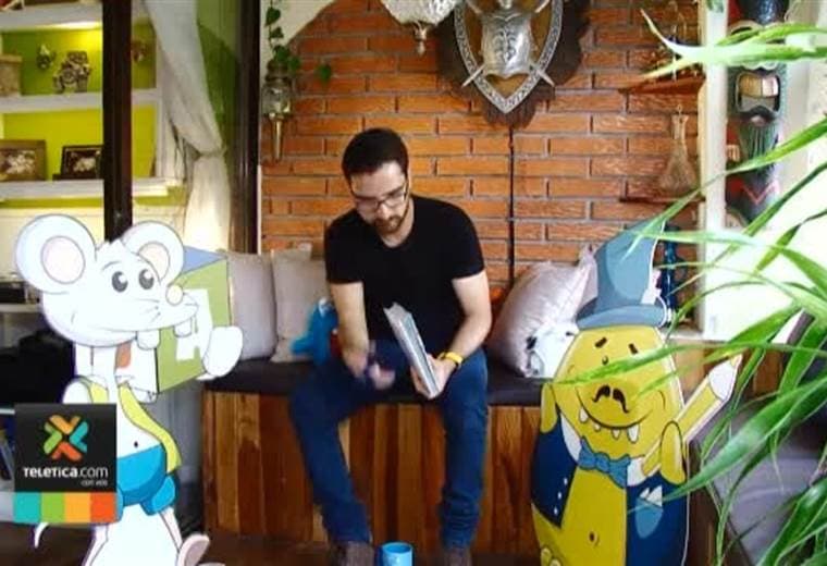 Joven realiza libro con pulseras magnéticas para ayudar a niños con diversidad funcional