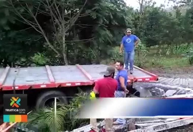 Conductor de cisterna resultó delicado cuando pesado vehículo se salió de la vía en San Ramón