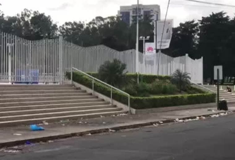 El partido jugado en el Estadio Nacional dejó basura por doquier