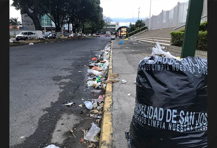 El partido jugado en el Estadio Nacional dejó basura por doquier