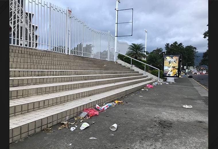 El partido jugado en el Estadio Nacional dejó basura por doquier