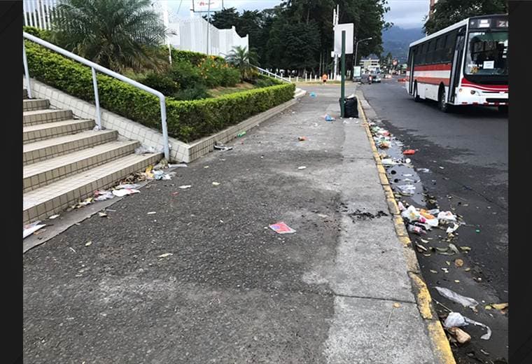 El partido jugado en el Estadio Nacional dejó basura por doquier