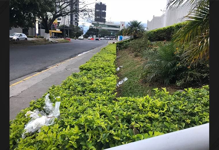 El partido jugado en el Estadio Nacional dejó basura por doquier