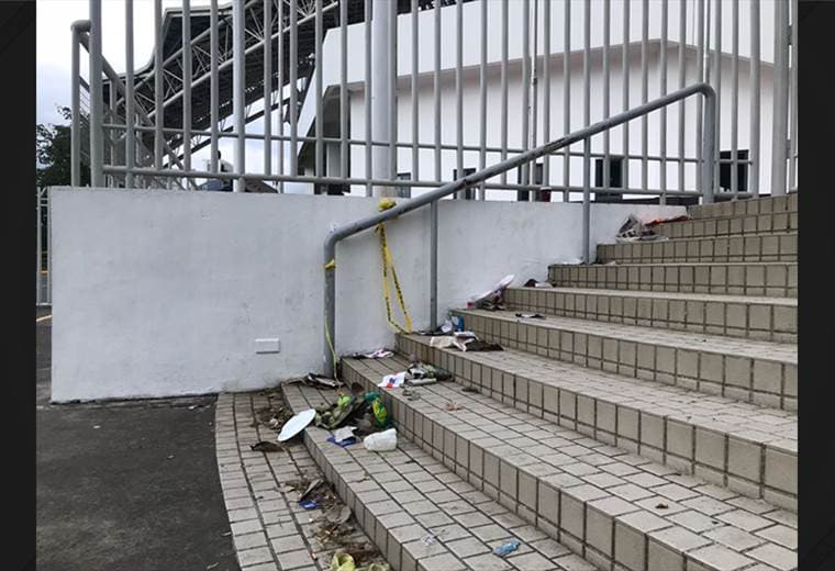 El partido jugado en el Estadio Nacional dejó basura por doquier
