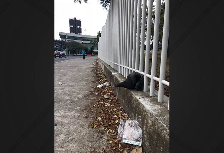 El partido jugado en el Estadio Nacional dejó basura por doquier