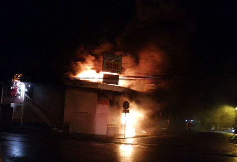 Bomberos atienden incendio dentro de ferretería en Guápiles