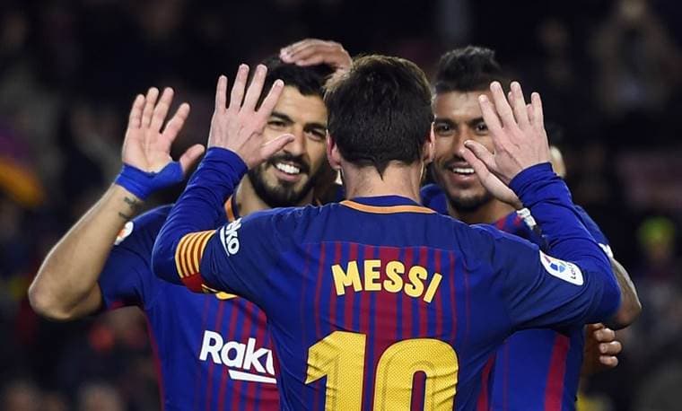 Lionel Messi felicita a su compañero Luis Suárez.|AFP