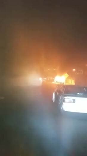 Microbús ardió en llamas en Tarbaca