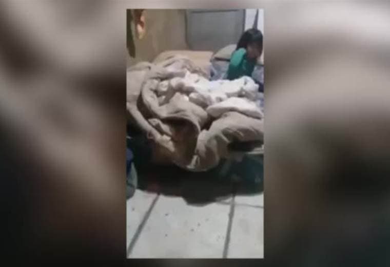 Madre golpea brutalmente a su pequeña hija por una tableta en Argentina