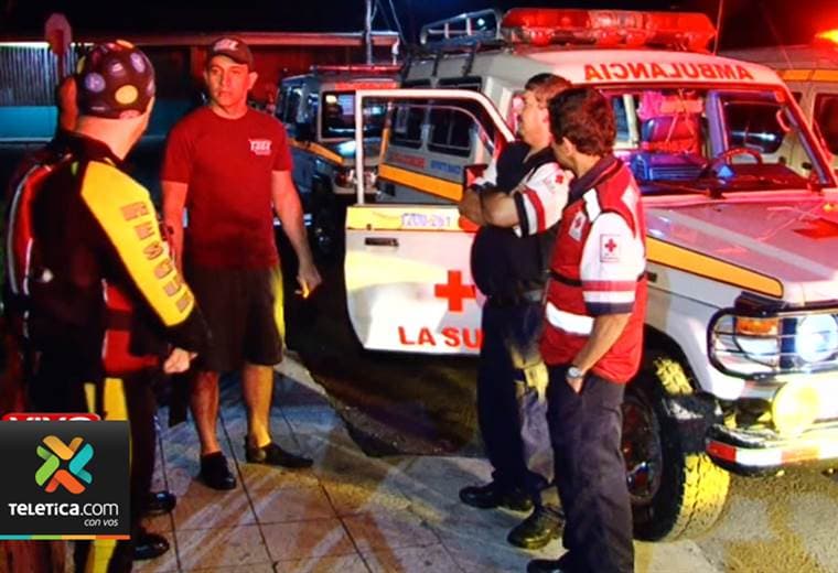 Cabeza de agua arrastra a seis personas en Cartago