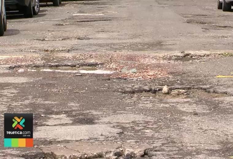 Calles de la urbanización Tauro en Desamparados están en pésimas condiciones