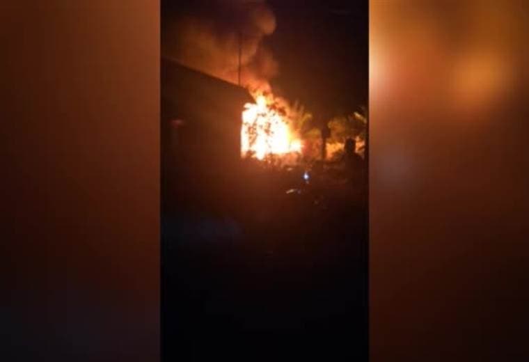 Fuego consume vivienda en Pococí