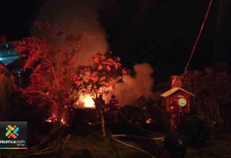 Fuego consume vivienda en Pococí