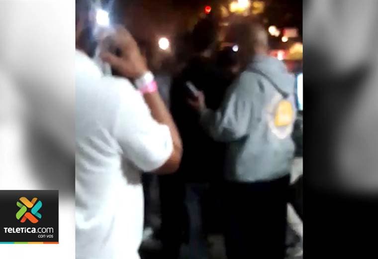 Graban en video cuando dos jóvenes fueron baleados afuera de un bar en Paseo Colón