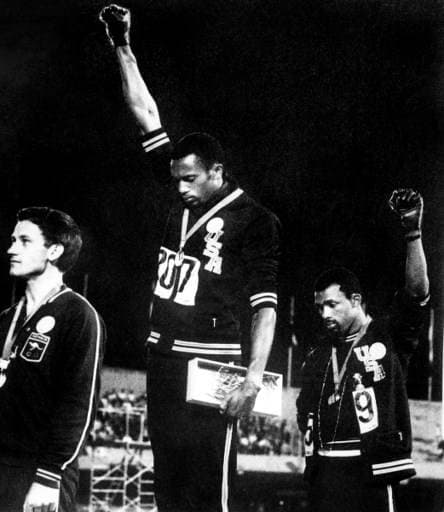 Atletas protestan por el trato a los afroamericanos en las Olimpiadas de México 68.|AFP