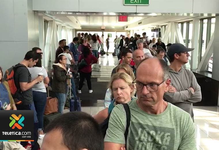 Largas filas hubo en aeropuerto Juan Santamaría por falla en sistema