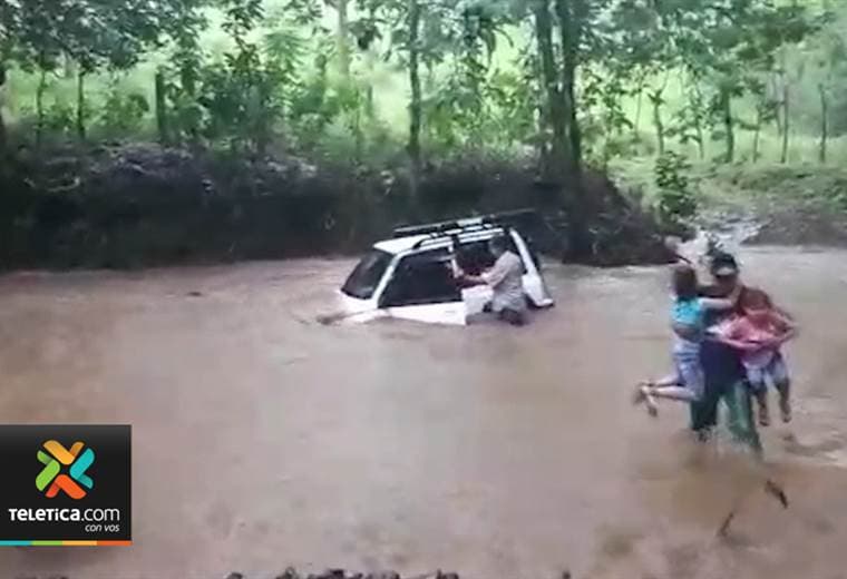 Fuertes lluvias pusieron en peligro a una familia en Cóbano